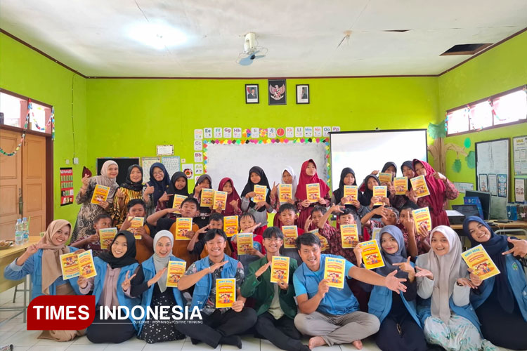 Mahasiswa KKN STITNU Al-Farabi Pangandaran dorong minat siswa/i SD melalui buku hasil karyanya selama KKN. (FOTO: Acep Rifki Padilah/TIMES Indonesia)