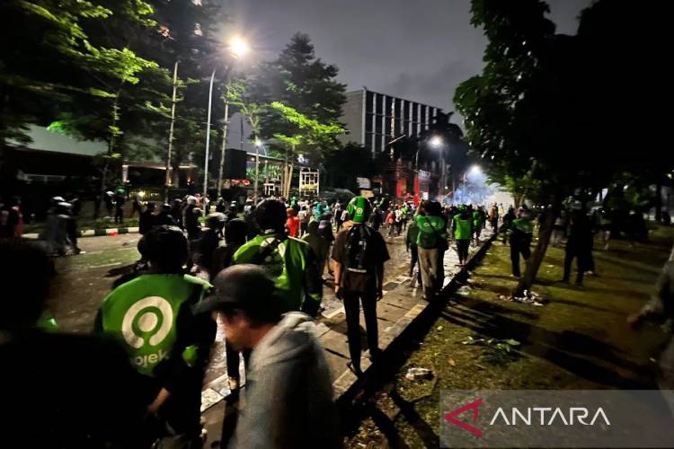 Situasi unjuk rasa pengemudi ojek online di depan Mako Brimob Polda Metro Jaya, Kwitang, Jakarta Pusat, Jumat (29/8/2025). ANTARA