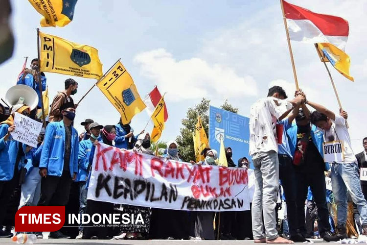 PMII Pacitan saat unjuk rasa menolak penindasan kepada rakyat kecil. (FOTO: Yusuf Arifai/TIMES Indonesia)