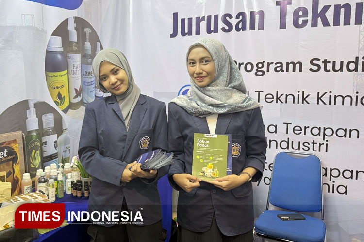 Mahasiswa Teknik Kimia Polinema menunjukkan produk-produk hasil karya tugas akhir yang menggunakan bahan-bahan alami ramah lingkungan. (foto: Beril Bestarino/TIMES Indonesia)