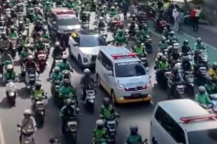Ribuan driver ojol mengantar jenazah Affan menuju TPU Karet Bivak.(FOTO: tangkapan layar akun X AGTBLHKK)