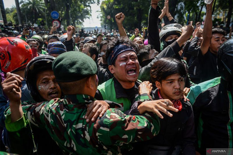 Personel TNI Angkatan Laut menghalau pengunjuk rasa saat aksi menuntut pengusutan kasus penabrakan pengemudi ojek online oleh mobil rantis Brimob di Kwitang, Jakarta, Jumat (29/8/2025). (ANTARA FOTO/Putra M. Akbar)