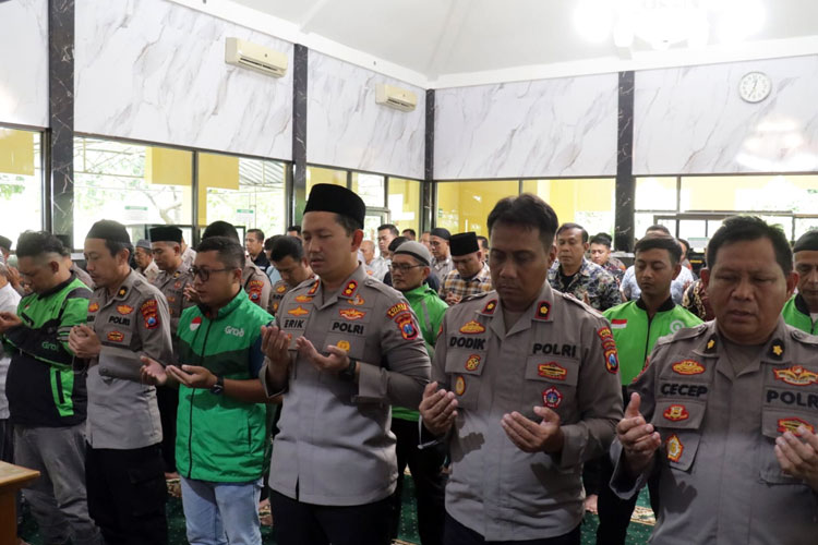 Polres Magetan bersama komunitas ojek online (Ojol) dan jajaran anggota melaksanakan sholat ghoib di Masjid Shiratal Mustaqim Polres Magetan (dok humas polres magetan)