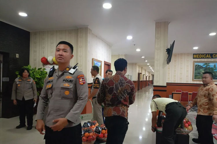 Polisi menjaga kawasan Rumah Sakit (RS) Polri Kramat Jati, Jakarta Timur, Jumat (29/8/2025). (FOTO: ANTARA/Siti Nurhaliza.)