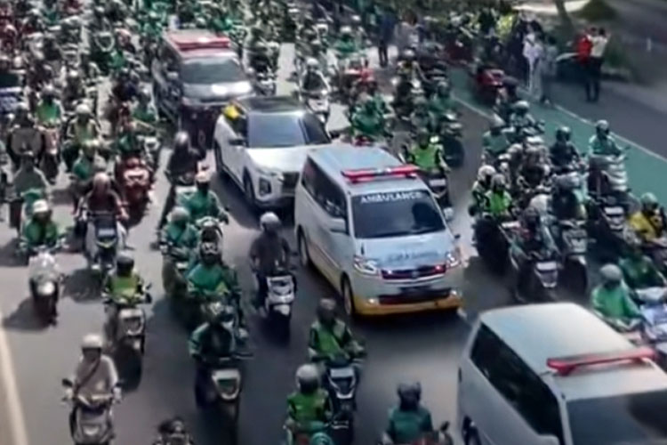 Ribuan ojol antar Affan Kurniawan ke peristirahatan terakhirnya. (FOTO: tangkapan layar akun X AGTBLHKK)