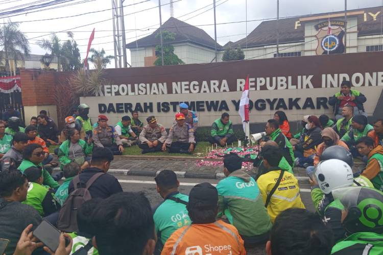 Ribuan pengemudi ojol mendatangi Mapolda DIY. (FOTO: Riyadi/TIMES Indonesia)