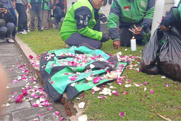 Ribuan-pengemudi-ojol-mendatangi-Mapolda-DIY.-g.jpg
