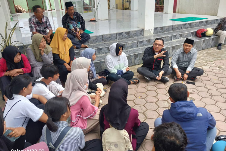 Wakil Ketua DPRD Jatim Deni Wicaksono saat mendatangi siswa SMAN 1 Kampak Trenggalek untuk menanyakan terkait dugaan pungli, Rabu (27/8/2025).(FOTO: Dok.DPRD Jatim)