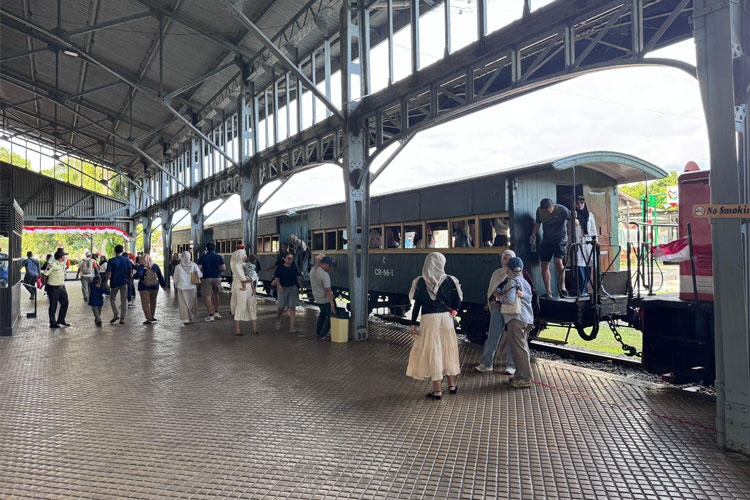 Wisawatan ketika berkunjung ke Museum Kereta Uap dan Diesel di Ambarawa, Semarang. (FOTO: KAI)