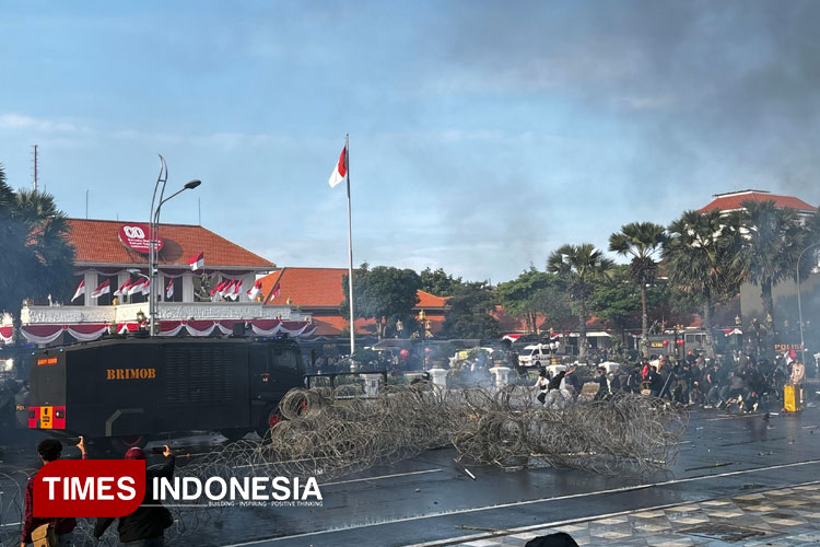 Aksi Solidaritas di Grahadi Surabaya Ricuh: Massa Lempar Batu, Bakar Motor, dan Tuntut Keadilan