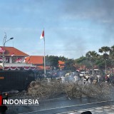 Aksi Solidaritas di Grahadi Surabaya Ricuh: Massa Lempar Batu, Bakar Motor, dan Tuntut Keadilan