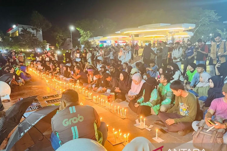 Ratusan warga Kota Palu, Sulawesi Tengah, menggelar aksi 1.000 lilin sebagai bentuk solidaritas dan doa untuk almarhum Affan Kurniawan di Palu, Jumat malam (29/8/2025). (FOTO: ANTARA/Nur Amalia Amir)