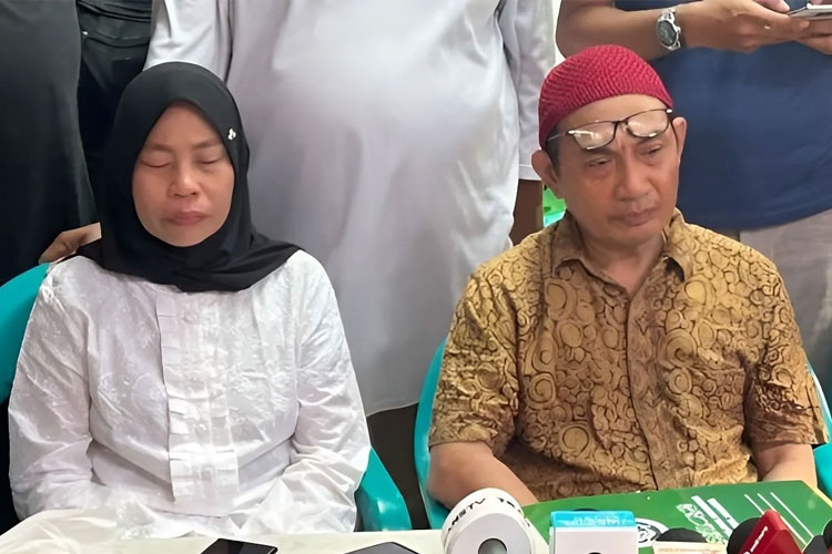 Zulkifli (kanan), ayah dari pengemudi ojol Affan Kurniawan yang tewas usai ditabrak kendaraan taktis (taktis) Satbrimob Polda Metro Jaya berbicara dengan awak media di Jakarta, Jumat (29/8/2025). (FOTO: ANTARA/HO-Divisi Humas Polri)