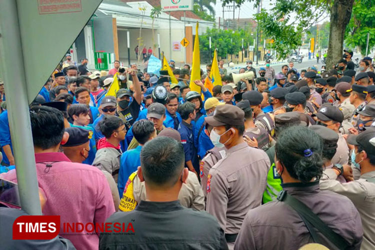 Cipayung Plus Jombang Gelar Aksi di Mapolres, Tuntut Usut Tuntas Kematian Driver Ojol Terlindas Mobil Brimob
