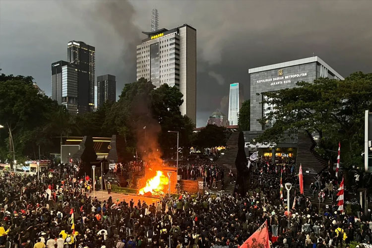 Suasana demonstrasi di depan Polda Metro Jaya, Jakarta, Jumat sore (29/8/2025). ANTARA