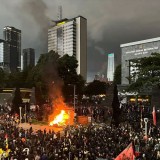 Demonstran Bakar Ban dan Rusak Fasilitas di Depan Polda Metro Jaya