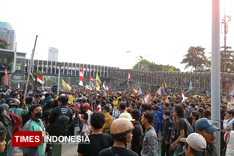 Suasana demonstrasi di, Jakarta, Jumat sore (29/8/2025). (Ahmad Nuril Fahmi/TIMES Indonesia)