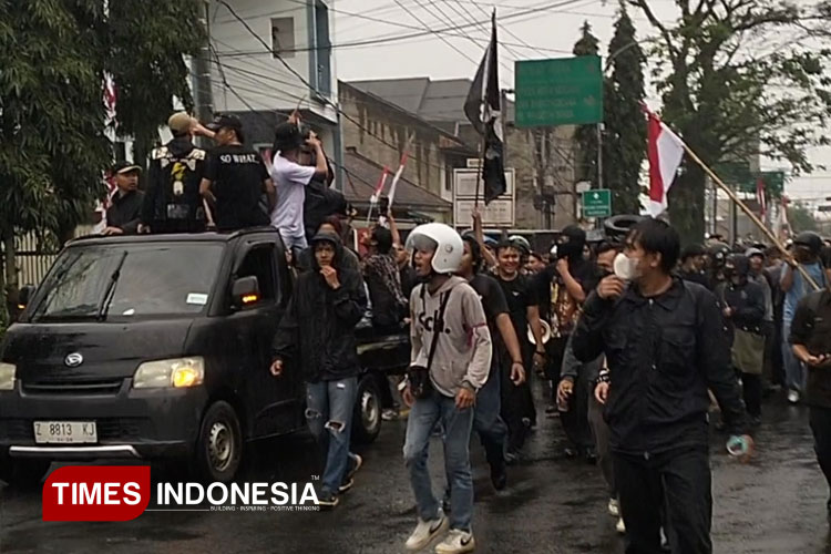 Ratusan mahasiswa saat mendatangi Gedung DPRD Kota Tasikmalaya, Jumat (29/8/2025) (FOTO : Harniwan Obech/TIMES Indonesia)