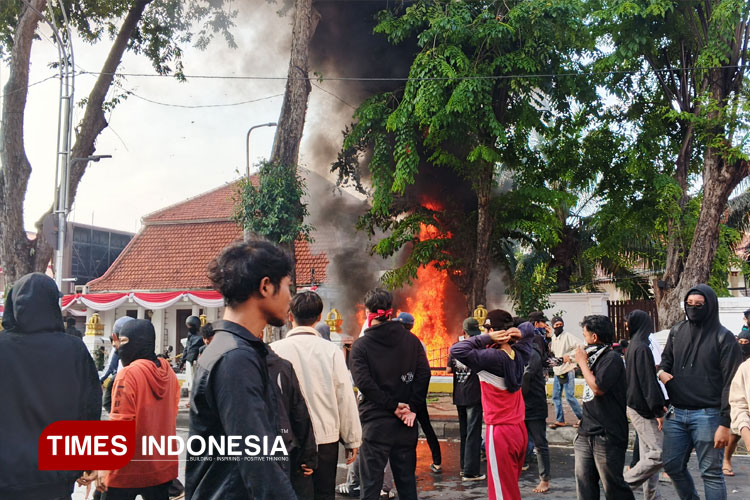Demo Solidaritas Ojol di Gedung Grahadi Surabaya Ricuh, Polisi Tembakkan Gas Air Mata