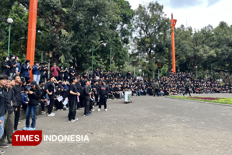 Ratusan Massa Aksi dan Ojol Padati Area Alun-alun Merdeka Malang, Gelar Aksi Solidaritas