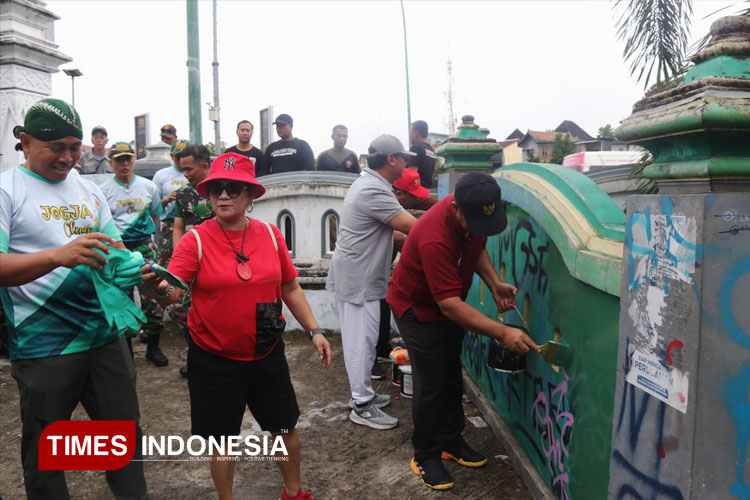 Jogja Cling, Pemkot Yogyakarta Gandeng Warga Bersihkan Vandalisme di Jembatan Kleringan