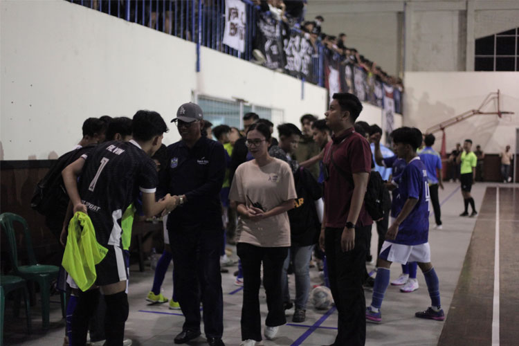 Wali Kota Banjar saat menyalami para atlet futsal di turnamen (FOTO: Istimewa)