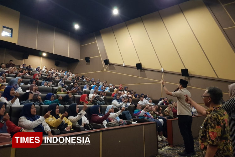 Ratusan Kader KB di Kota Malang saat nobar Film Panggil Aku Ayah di Mopic Soekarno Hatta Malang, Jumat (29/8/2025). (Foto: Achmad Fikyansyah/TIMES Indonesia)