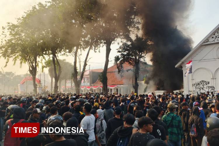 Aksi Unjuk Rasa di Gedung Grahadi Berakhir Ricuh, Kapolda Jatim: Bukan Murni Aspirasi Ojol