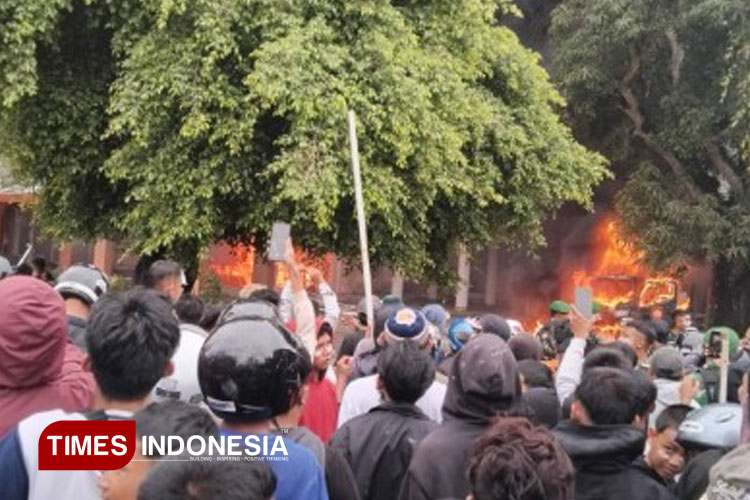 Demo di Cilacap Ricuh, 3 Motor, 1 Truk, dan Gedung DPRD Dibakar