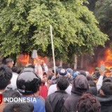 Demo di Cilacap Ricuh, 3 Motor, 1 Truk, dan Gedung DPRD Dibakar