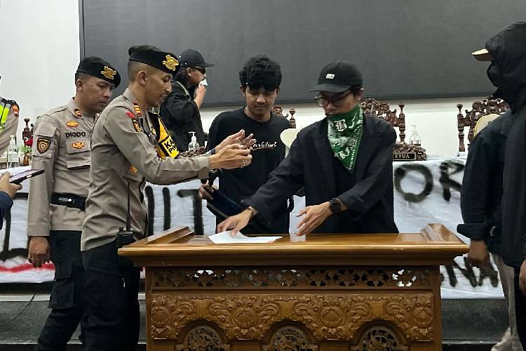 Sejumlah mahasiswa yang tergabung dalam Aliansi Rakyat Wonosobo Bersatu sedang menyampaikan aspirasinya melalui aksi damai. (FOTO: Memet for TIMES Indonesia).
