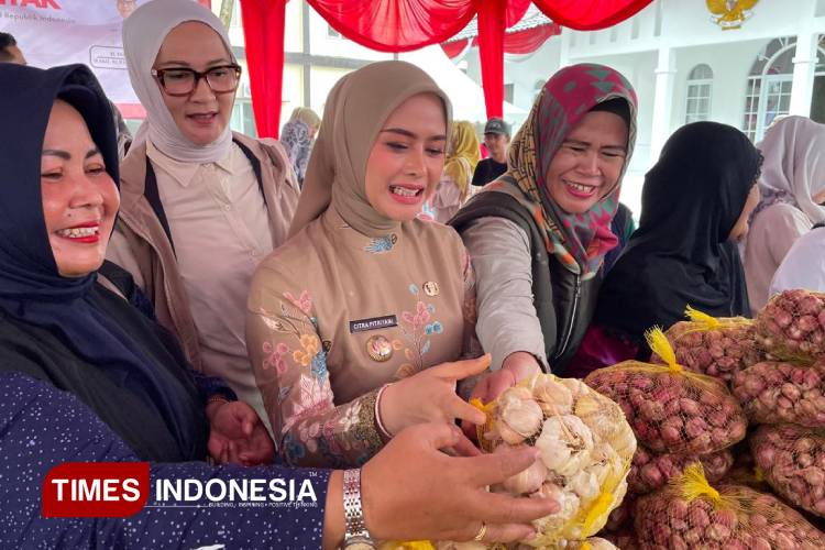 Bupati Pangandaran Citra Pitriyami pada kegiatan Gerakan Pangan Murah. (Foto : Acep Rifki Padilah/TIMES Indonesia)