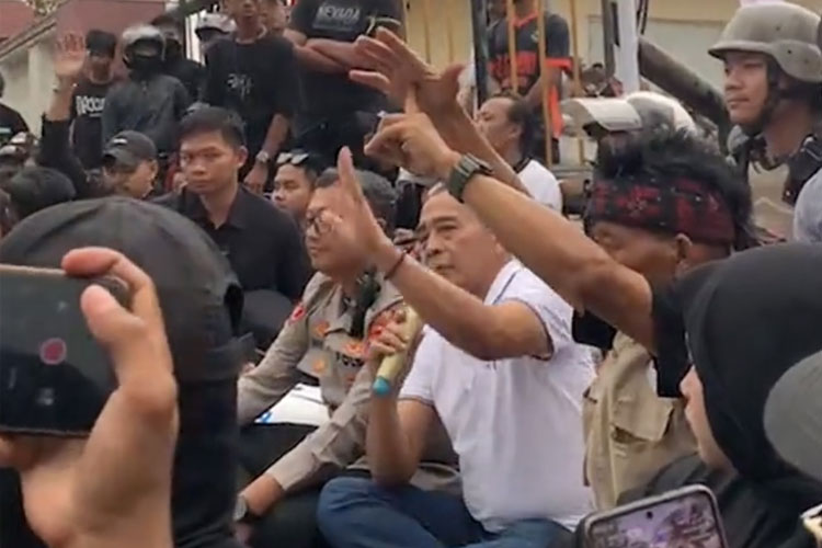 Demo Pecah di Kota Madiun, Massa Lempari Gedung DPRD