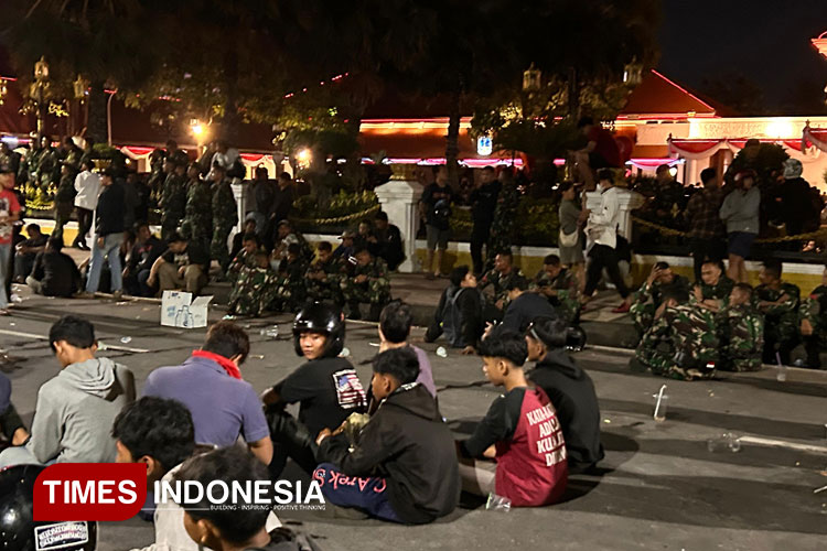 Demo-di-Grahadi-Surabaya-a.jpg