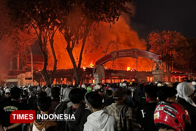 Situasi kebakaran di Gedung Negara Grahadi Surabaya pada Sabtu (30/8/2025) (FOTO: Rudi Mulya/TIMES Indonesia)