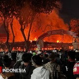 Saat Gedung Negara Grahadi Terbakar, Massa Jarah Barang Berharga, Ada yang Bawah Piring