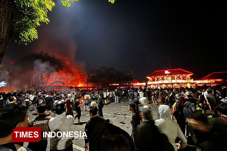 Kondisi Semakin Tak Terkendali Usai Gedung Negara Grahadi Terbakar akibat Bom Molotov