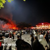 Kondisi Semakin Tak Terkendali Usai Gedung Negara Grahadi Terbakar akibat Bom Molotov
