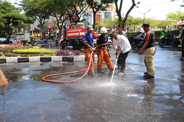 Wali Kota Eri Cahyadi Gerak Cepat Bersihkan Kota Surabaya, Segera Perbaiki Fasum yang Rusak