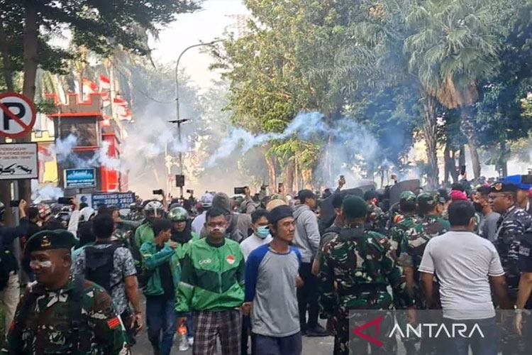 Dokter Paru Peringatkan Bahaya Gas Air Mata bagi Kesehatan