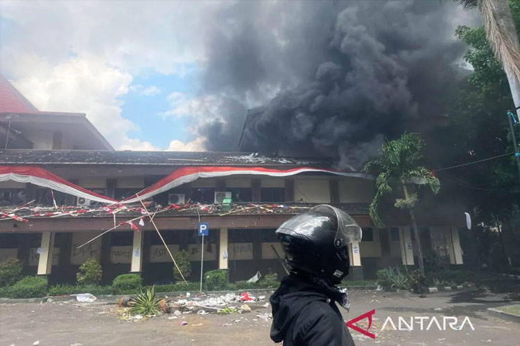 Kericuhan di Cirebon, Gedung DPRD Hangus Terbakar dan Fasilitas Rusak Parah