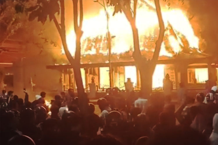 Gedung Grahadi Terbakar, Massa Nyanyikan Lagu Indonesia Raya