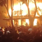 Gedung Grahadi Terbakar, Massa Nyanyikan Lagu Indonesia Raya