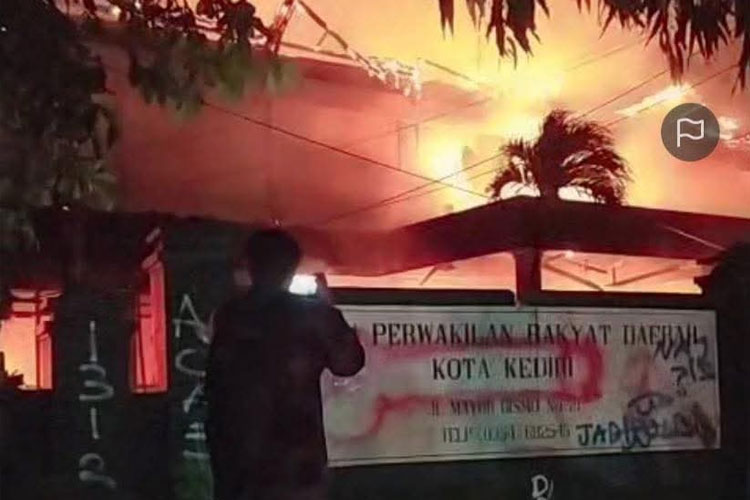 Aksi Ricuh, Gedung DPRD Kota Kediri Dibakar Massa
