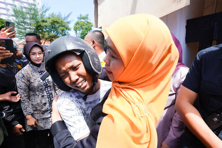 Gubernur Khofifah Temui Masyarakat, Ajak Dialog dan Bagikan Sembako di Grahadi