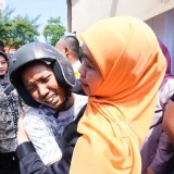 Gubernur Khofifah Temui Masyarakat, Ajak Dialog dan Bagikan Sembako di Grahadi