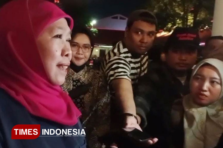 Gubernur-Khofifah-Indar-Parawansa-ditemani-Pangdam-V-Brawijaya-usai-menemui-demostran-2.jpg