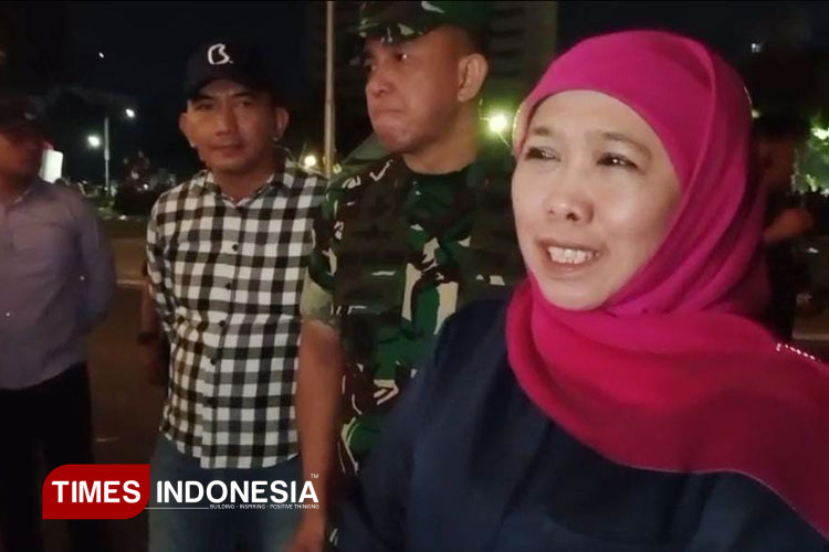 Gubernur Khofifah Indar Parawansa ditemani Pangdam V Brawijaya usai menemui demostran di depan Gedung Grahadi Surabaya (FOTO: Rudi Mulya/TIMES Indonesia)