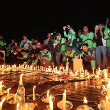 Driver Ojol Doa Bersama Nyalakan Lilin di Halaman Mapolda Jatim