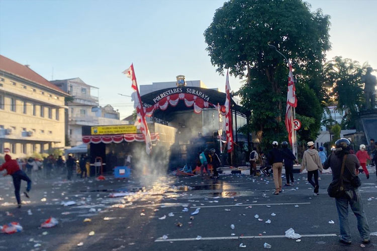 Aksi Mahasiswa Surabaya Kembali Memanas, Tuntut Pembebasan Rekan di Polrestabes Surabaya